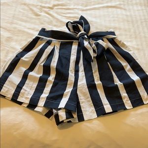 High-wasted shorts with bow tie belt